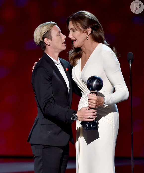 Caitlyn Jenner recebeu seu troféu das mãos de Abby Wambach