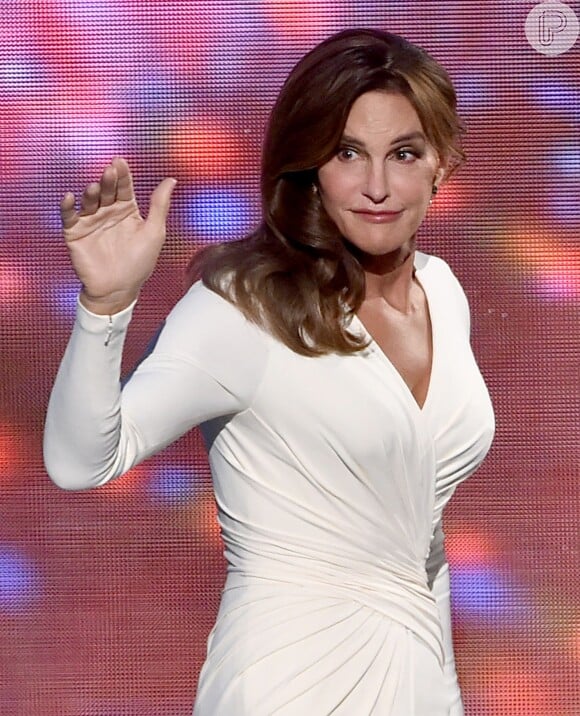 Caitlyn Jenner apostou em vestido Versace decotado na sua primeira aparição pública