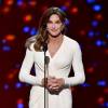 Caitlyn Jenner apostou em vestido branco Versace em seu primeiro red carpet
