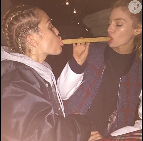 Miley Cyrus e a namorada, Stella Maxwell, fizeram uma nova versão para cena mais famosa de 'A Dama e o Vagabundo': 'Nosso primeiro churros'