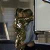 Miley Cyrus e a namorada, Stella Maxwell, foram clicadas se beijando de forma quente em estacionamento de Beverly Hills