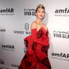 Miley Cyrus chamou atenção ao prestigiar o baile de gala da amfAR