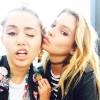 Miley Cyrus e a namorada, Stella Maxwell, compartilham momentos de intimidade nas redes sociais