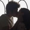Laís (Luísa Arraes) e Rafael (Chay Suede) se beijam apaixonados e têm sua primeira noite de amor