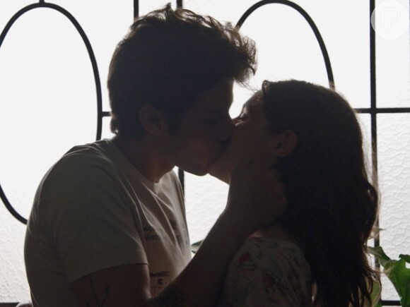 Laís (Luísa Arraes) e Rafael (Chay Suede) se beijam apaixonados e têm sua primeira noite de amor