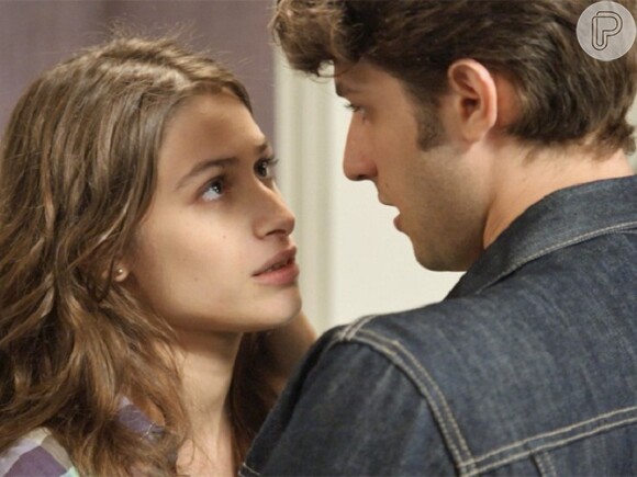 Sozinhos, em clima de romance, Laís (Luísa Arraes) diz que quer perder sua virgindade com Rafael (Chay Suede) antes mesmo do casamento