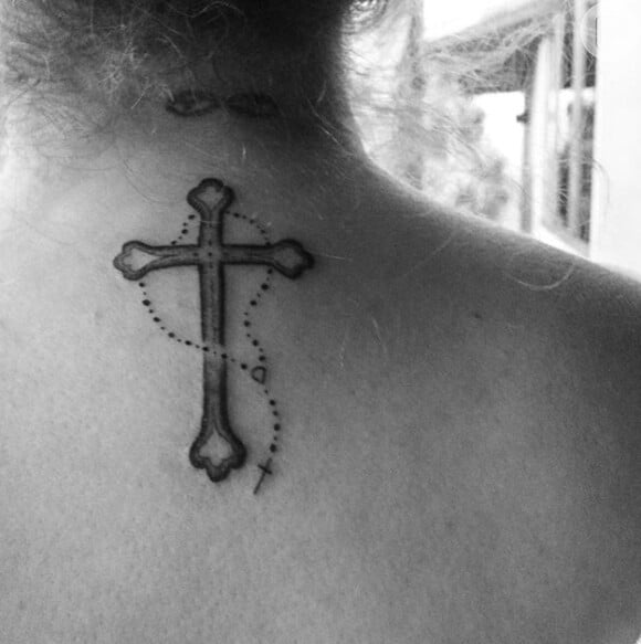 Tânia Mara fez, na nuca, um crucifixo envolvendo uma cruz para marcar um momento importante em sua vida