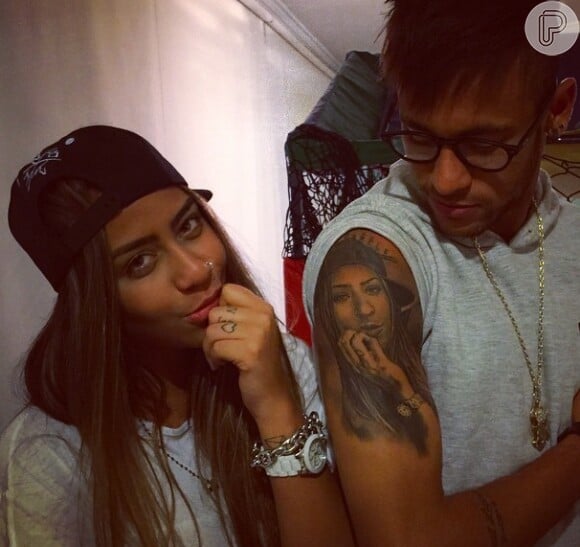 Neymar tatuou o rosto da irmã em seu braço. Os dois se dão muito bem e sempre mostram a sintonia nas redes sociais