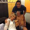 Caetano Veloso apareceu de forma inusitada em foto postada no Instagram pela ex-mulher, a empresária Paula Lavigne: apenas de cueca e meias ao lado de Carla Perez e Xanddy