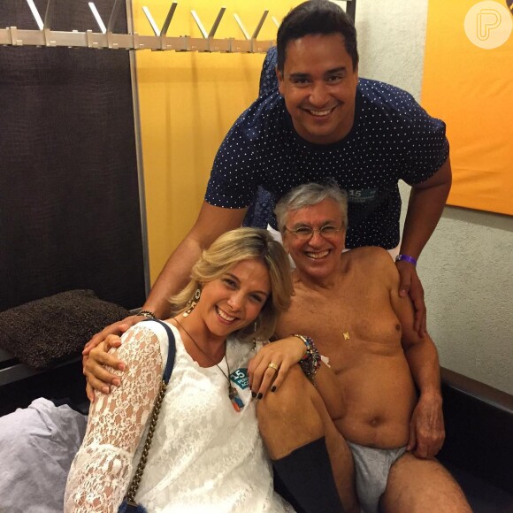 Caetano Veloso apareceu de forma inusitada em foto postada no Instagram pela ex-mulher, a empresária Paula Lavigne: apenas de cueca e meias ao lado de Carla Perez e Xanddy