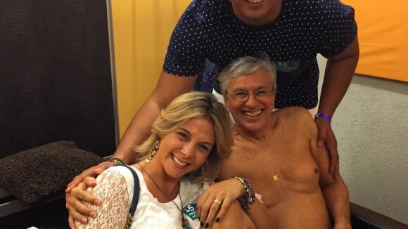 Caetano Veloso posa apenas de cueca e meia em foto com Carla Perez e Xanddy