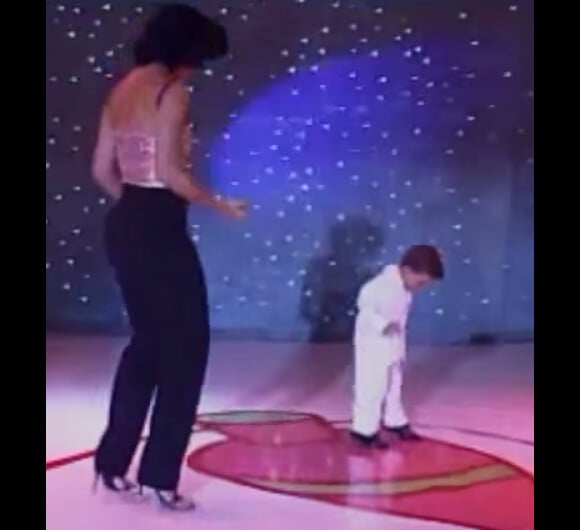 No programa 'Gente Inocente', a atriz Claudia Raia dançou ao lado do filho, Enzo