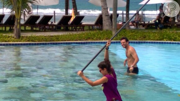 Rodrigo Lombardi exibe boa forma ao gravar de sunga preta na piscina do Nannai Resort & Spa em Pernambuco