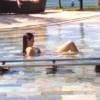 Camila Queiroz, aparece dentro da água na piscina do Nannai Resort & Spa no litoral sul de Pernambuco
