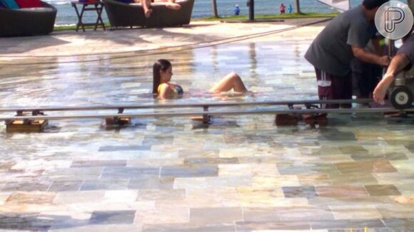 Camila Queiroz, aparece dentro da água na piscina do Nannai Resort & Spa no litoral sul de Pernambuco