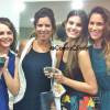 Camila Queiroz e Drica Moraes tirou foto com os fãs durante intervalo das gravações em Porto de Galinhas