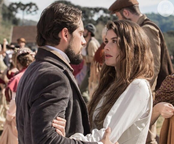 Felipe (Rafael Cardoso) tenta falar com Lívia (Alinne Moraes), mas ela decide voltar para o convento, na novela 'Além do Tempo'