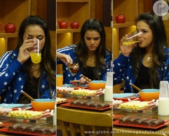 Bruna Marquezine toma suco de laranja antes de ensaio