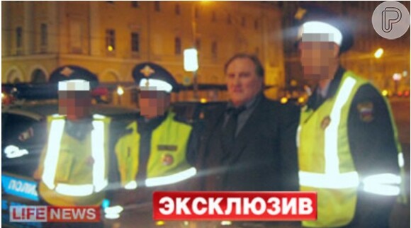 Gérard Depardieu sai ileso de acidente e posa com policiais de trânsito, segundo fotos divulgadas no site 'LifeNews'