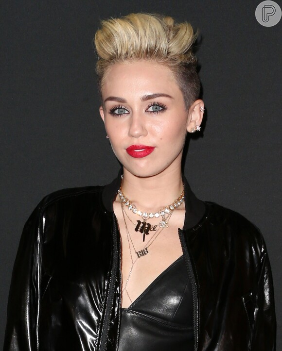 Miley Cyrus contratou uma superfã para ser sua assistente pessoal, como revelou em entrevista para o programa 'Jimmy Kimmel Live', em junho de 2013