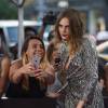 Cara Delevingne faz selfies com fãs durante première de 'Cidades de Papel'