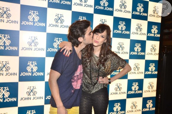 Sophia Abrahão ganha beijo carinhoso do namorado, Fiuk