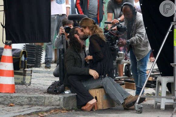 Grazi Massafera e Flávio Tolezani se beijaram durante gravação da novela 'Verdades Secretas'