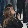 Interpretando a modelo Larissa, Grazi Massafera fumou cigarro ao gravar no meio-fio cenas da novela 'Verdades Secretas'