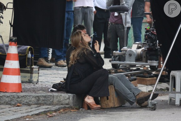 Interpretando a modelo Larissa, Grazi Massafera fumou cigarro ao gravar no meio-fio cenas da novela 'Verdades Secretas'
