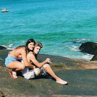 Giulia Costa curte folga de 'Malhação' com o namorado em praia do RJ: 'Meu amor'