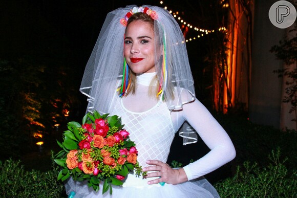 Wanessa se veste de noiva caipira em festa julina em São Paulo, nesta quarta-feira, 22 de julho de 2015