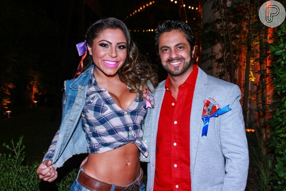 Thammy Miranda foi acompanhada da namorada, Andressa Ferreira à festa julina das revistas 'Glamour' e 'Quem' em São Paulo