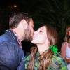 Lucas Malvacini também deu selinho em uma das convidadas da festa na barraca do beijo