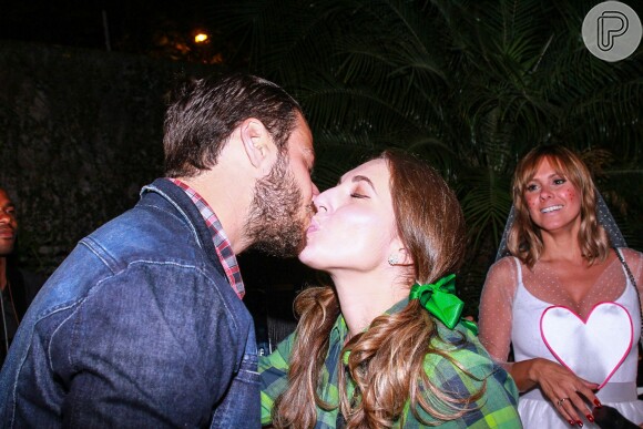 Lucas Malvacini também deu selinho em uma das convidadas da festa na barraca do beijo