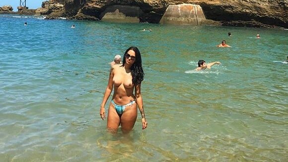 Ex-BBB Ariadna faz topless durante viagem à França: 'Menina brasileira'