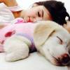 Camila Queiroz posou ao lado de seu cachorrinho, ainda filhote. Olha que fofura?