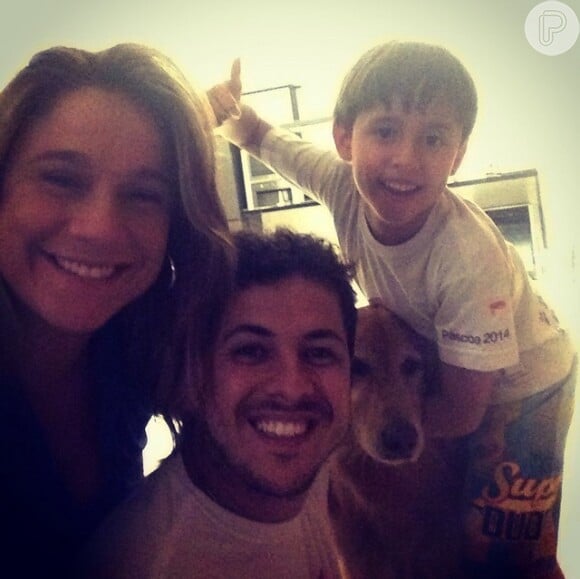 Fernanda Gentil posou com a família reunida. Naleba é o nome de sua cachorrinha