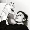 Maria Casadevall posou estilosa com seu gatinho
