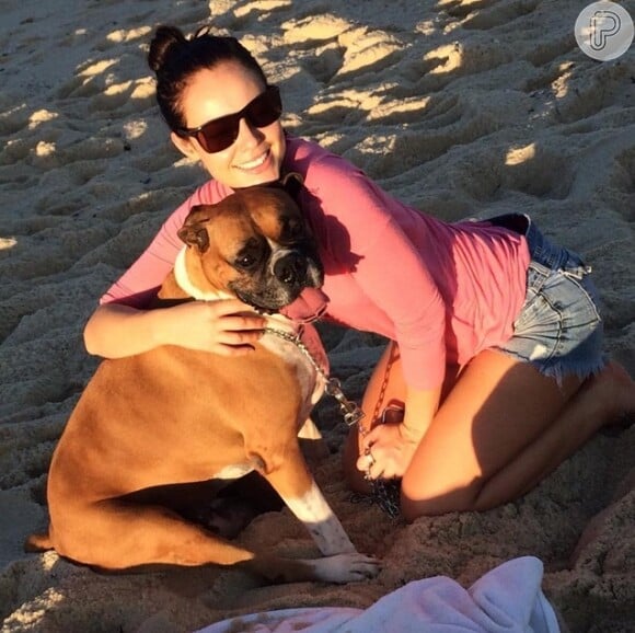 Paolla Oliveira posa ao lado de seu cachorro Ajah durante passeio na praia. A atriz também cria 11 gatos
