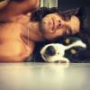 Rodrigo Simas adora posar ao lado de seus cachorros