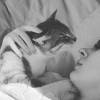 Tatá Werneck adora gatos! A atriz posa com Mãezoca, nome escolhido durante a novela 'Amor à Vida' onde ela chamava Elizabeth Savala, sua mãe na trama, de 'mãezoca'