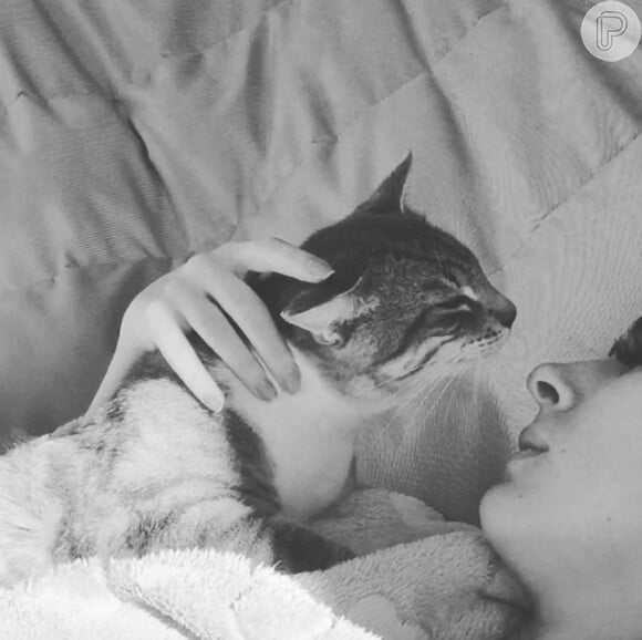 Tatá Werneck adora gatos! A atriz posa com Mãezoca, nome escolhido durante a novela 'Amor à Vida' onde ela chamava Elizabeth Savala, sua mãe na trama, de 'mãezoca'