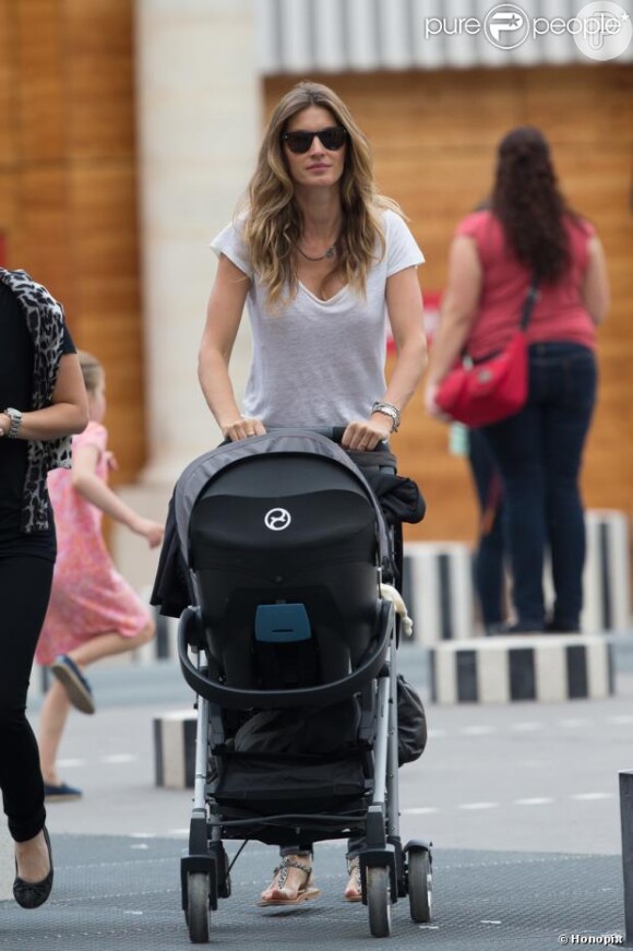 A modelo foi fotgrafada durante passeio com a filha, Vivian, em Paris
