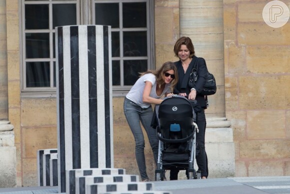 Como boa 'mãe coruja' que se preza, Gisele fez questão de registrar as gracinhas da filha durante passeio em Paris
