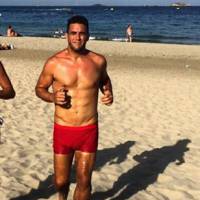 André Marques corre na praia em Ibiza e impressiona ao exibir barriga sarada