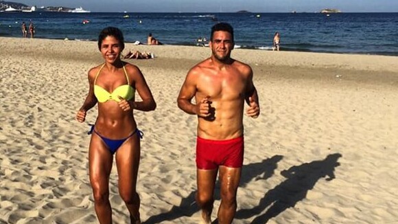 André Marques corre na praia em Ibiza e impressiona ao exibir barriga sarada