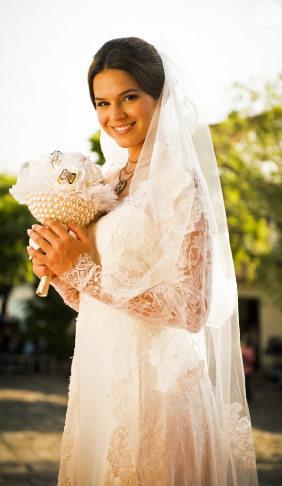 Bruna Marquezine já havia usado vestido de noiva na novela 'Em Família'