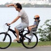 Wagner Moura anda de bicicleta e brinca no parquinho com o filho, no Rio