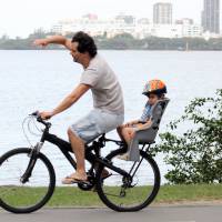 Wagner Moura anda de bicicleta e brinca no parquinho com o filho, no Rio