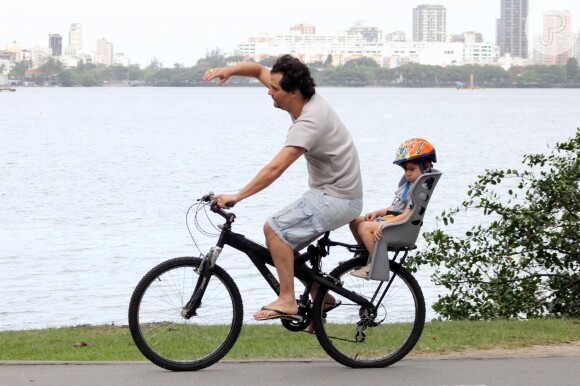 Wagner Moura passeio com o filho Salvador nesta quinta-feira, dia 23 de julho de 2015, na Lagoa Rodrigo de Freitas, no Rio de Janeiro